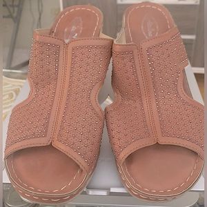 Comfortable Cushioned Insoles Rose with Gold designs Atalina Sz 10 Gently worn